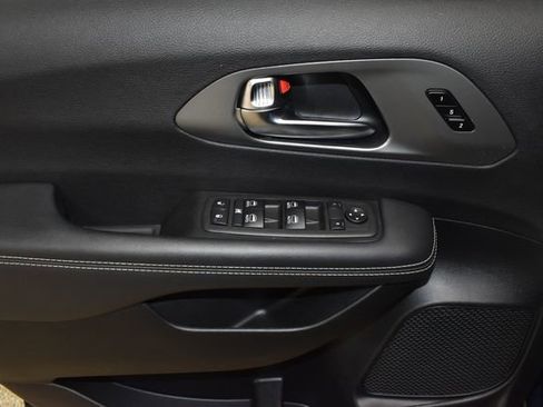 Certified 2025 Chrysler Pacifica Select image 29