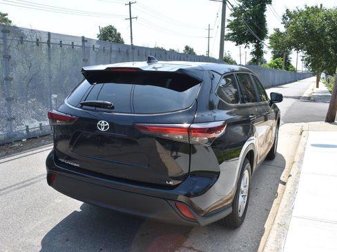 Used 2025 Toyota Highlander LE FWD image 6