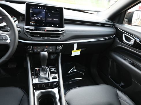 New 2026 Jeep Compass Latitude image 17