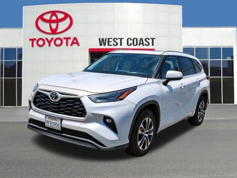 Used 2023 Toyota Highlander XLE FWD image 1