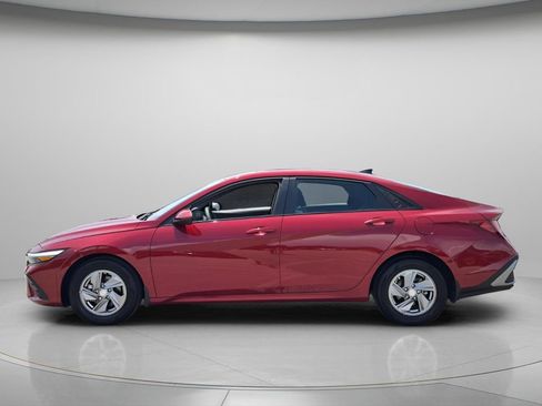 Certified 2025 Hyundai Elantra SE FWD image 3