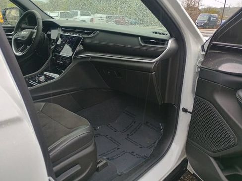 Used 2023 Jeep Grand Cherokee Altitude AWD/4WD image 12