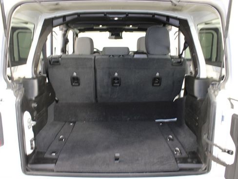 Used 2025 Jeep Wrangler Unlimited Sahara AWD/4WD image 17
