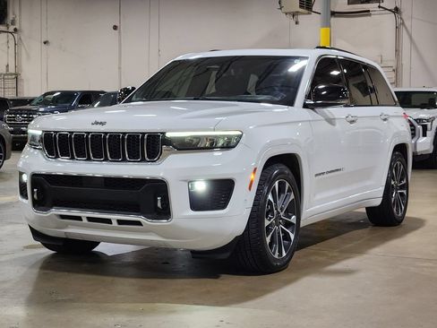 Used 2023 Jeep Grand Cherokee Overland w/ Luxury Tech Group IV AWD/4WD image 4