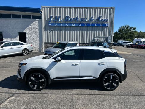Used 2025 Nissan Kicks SR w/ SR Premium Package AWD/4WD image 4