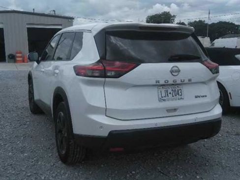 Used 2024 Nissan Rogue SV AWD/4WD image 2