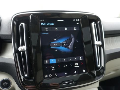 Used 2023 Volvo XC40 B5 Plus image 18