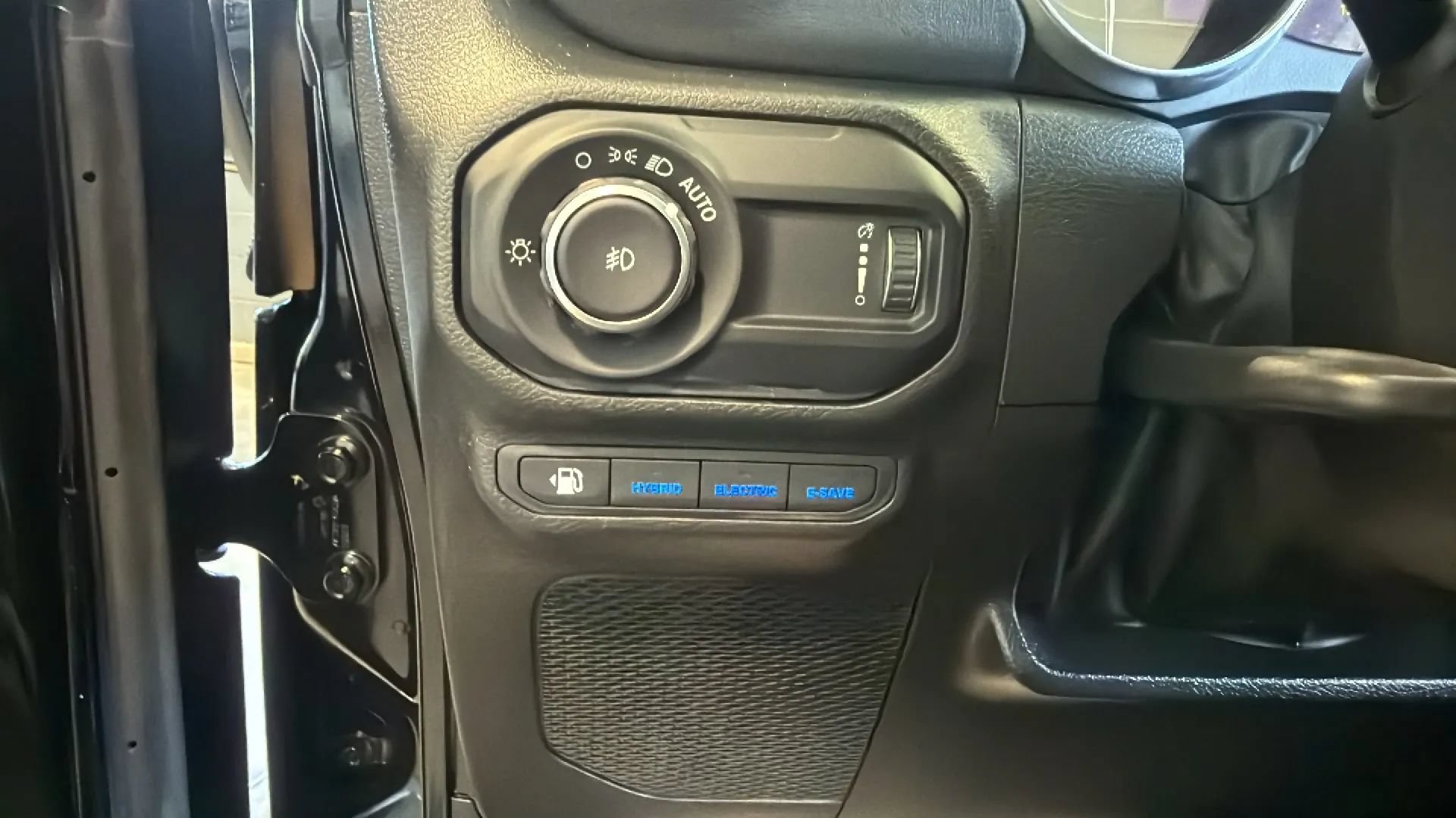 Used 2023 Jeep Wrangler Unlimited Sahara w/ Cold Weather Group AWD/4WD image 37
