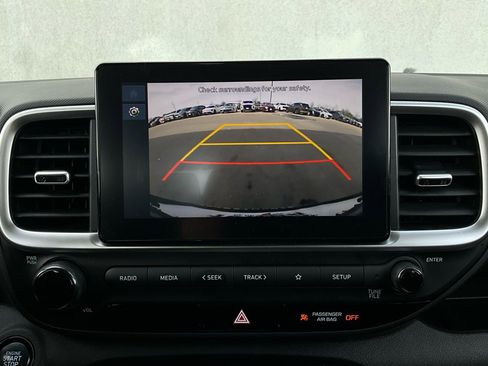 Used 2025 Hyundai Venue SEL image 32