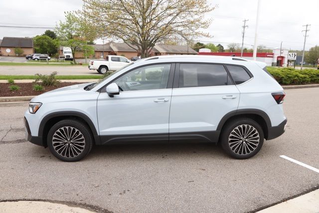 Used 2025 Volkswagen Taos SE FWD image 5