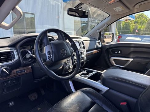 Used 2017 Nissan Titan SL image 6
