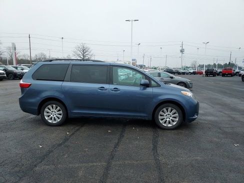 Used 2015 Toyota Sienna LE image 2