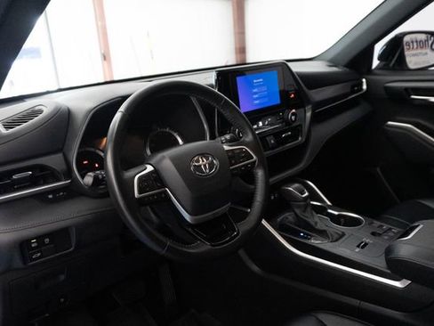 Used 2024 Toyota Highlander XSE image 3