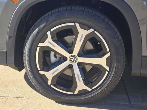 New 2026 Volkswagen Tiguan SE image 9