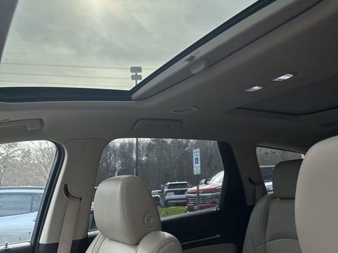 Used 2019 Buick Enclave Essence image 11