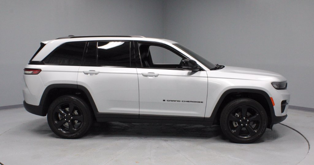 Used 2023 Jeep Grand Cherokee Altitude AWD/4WD image 11