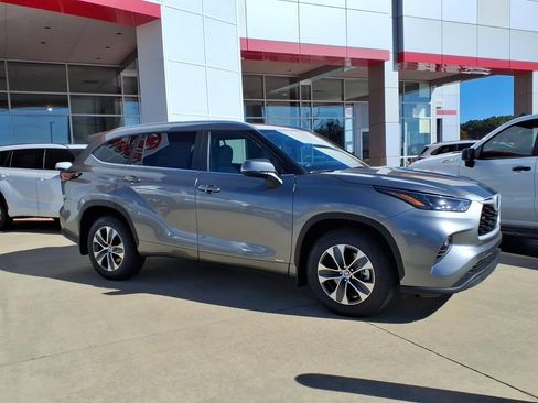 New 2026 Toyota Highlander XLE image 1