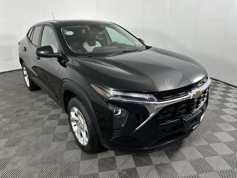 Used 2024 Chevrolet Trax LS w/ LS Convenience Package FWD image 2