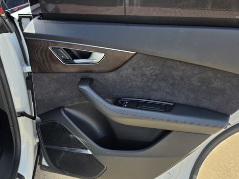 Used 2019 Audi Q8 Prestige w/ Luxury Package AWD/4WD image 34