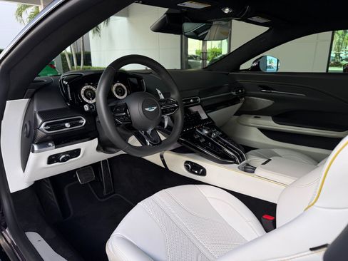 Used 2025 Aston Martin V8 Vantage Coupe RWD image 24