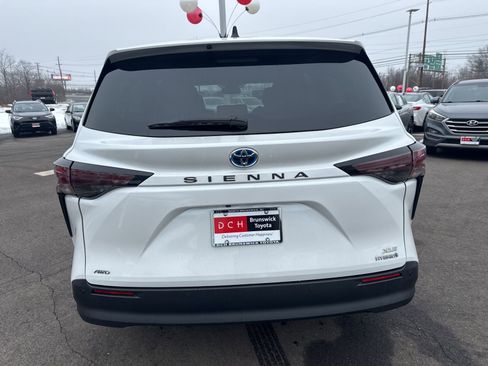 Certified 2024 Toyota Sienna XLE image 6