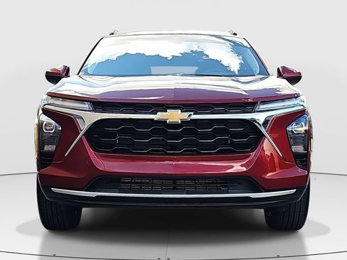 Used 2024 Chevrolet Trax LT w/ Driver Confidence Package FWD image 2