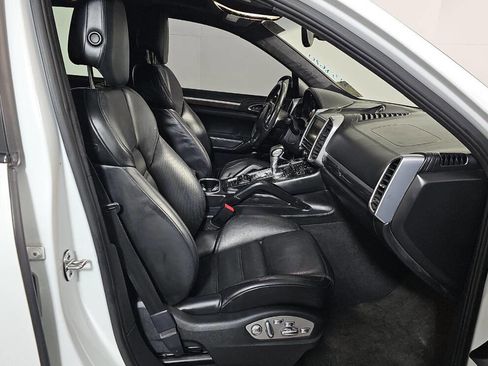Used 2013 Porsche Cayenne Turbo image 8