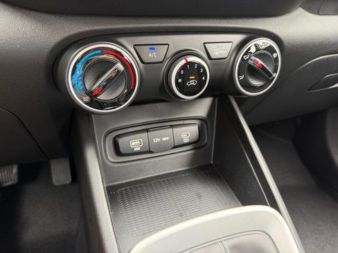 Used 2026 Hyundai Venue SE FWD image 22