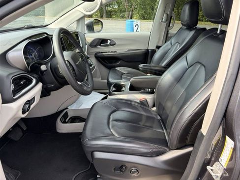 Used 2023 Chrysler Pacifica Touring-L FWD image 18