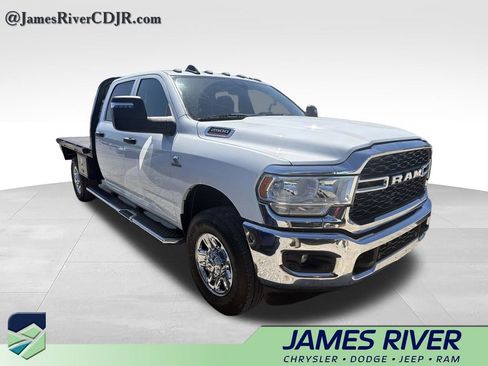 Used 2024 RAM 2500 Tradesman w/ Chrome Appearance Group AWD/4WD image 4