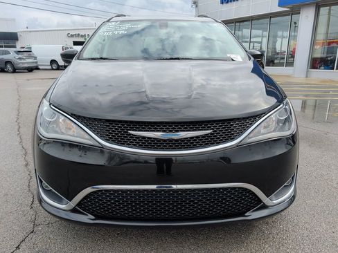 Used 2017 Chrysler Pacifica Touring-L image 2