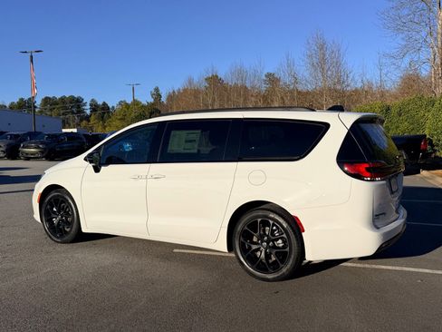 New 2026 Chrysler Pacifica Select w/ S Appearance Package FWD image 7