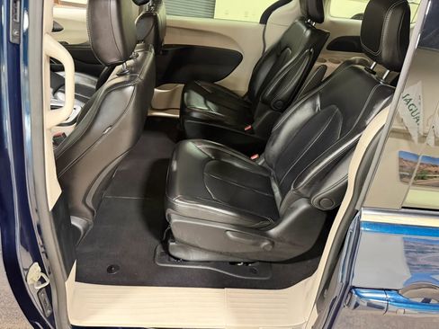 Used 2023 Chrysler Pacifica Touring-L FWD image 23