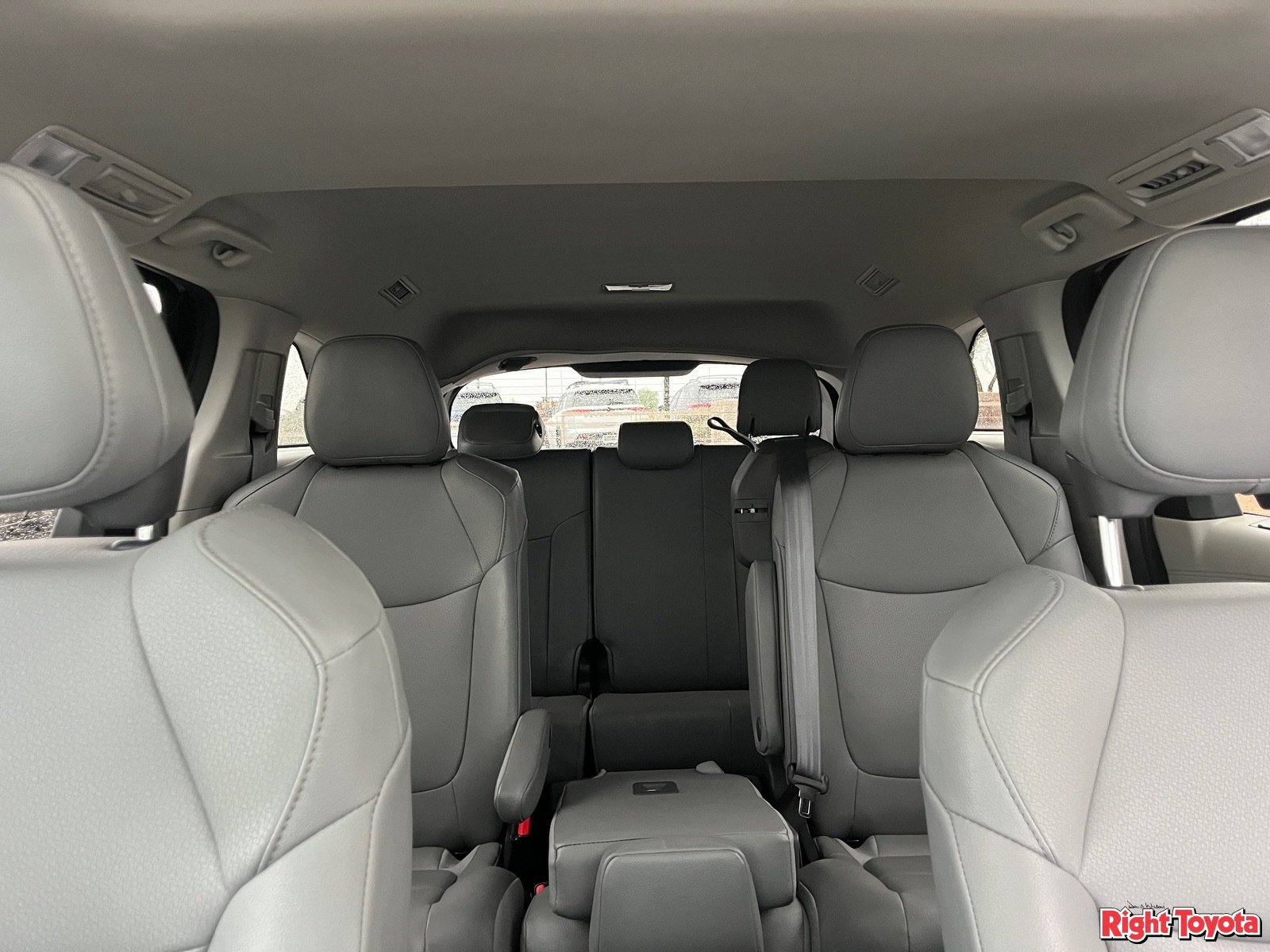 Certified 2024 Toyota Sienna XLE FWD image 32