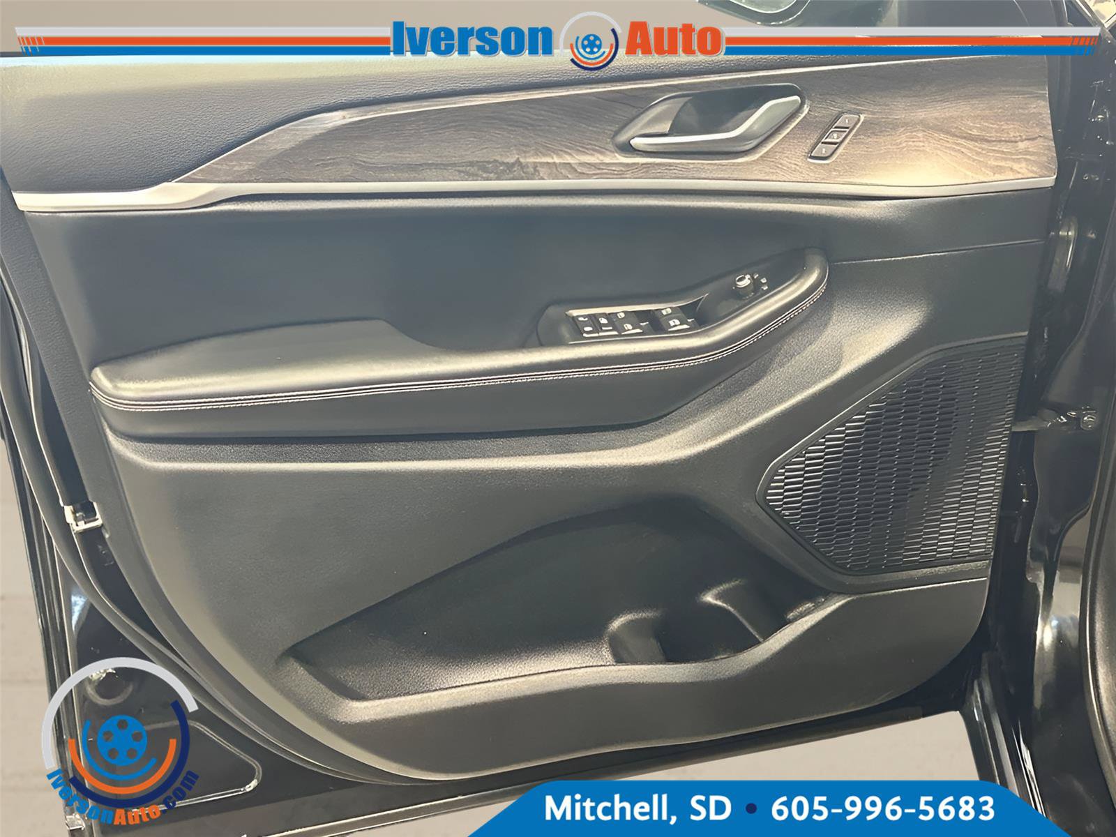 Used 2023 Jeep Grand Cherokee L Limited AWD/4WD image 13
