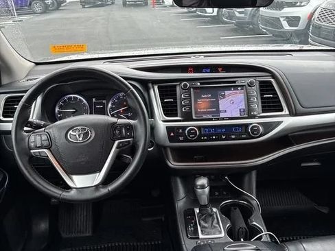 Used 2018 Toyota Highlander XLE AWD/4WD image 28