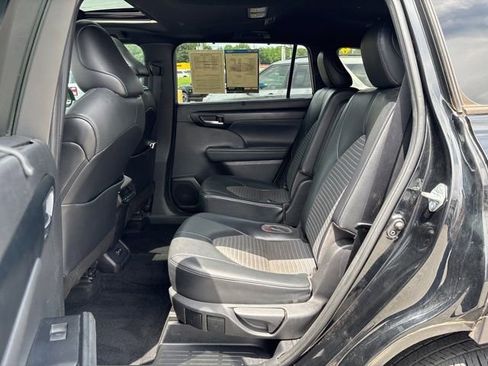 Used 2021 Toyota Highlander XSE AWD/4WD image 25