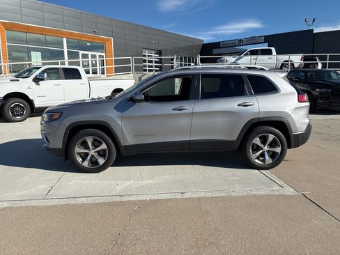 Used 2019 Jeep Cherokee Limited image 2