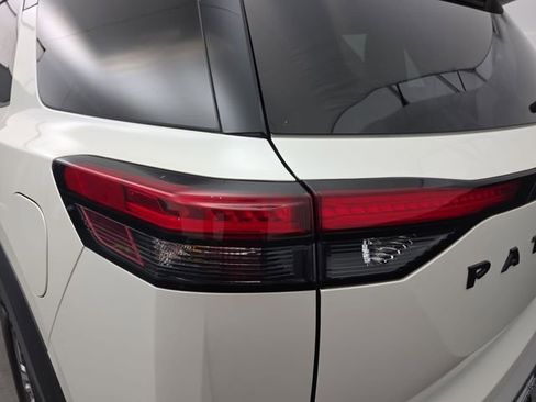 Used 2022 Nissan Pathfinder SL w/ SL Black Package image 18