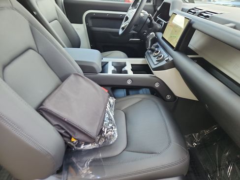 Used 2025 Land Rover Defender 90 X-Dynamic SE image 3