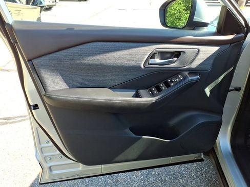 Used 2023 Nissan Rogue SV AWD/4WD image 17