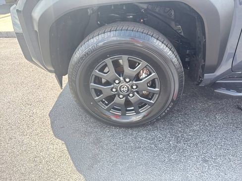 Used 2025 Toyota 4Runner SR5 AWD/4WD image 29