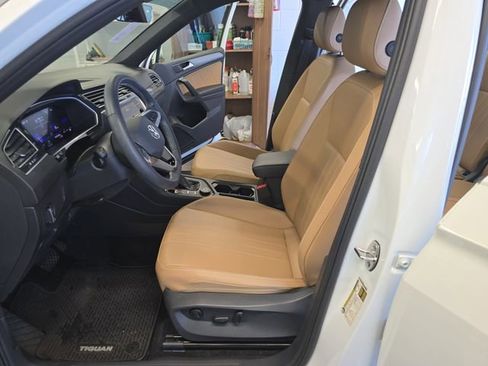 Used 2024 Volkswagen Tiguan SE w/ Panoramic Sunroof Package AWD/4WD image 12