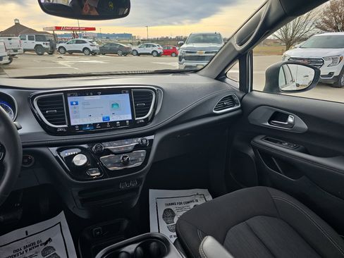 Used 2023 Chrysler Pacifica Touring w/ S Appearance Package image 15