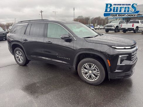 Used 2025 Chevrolet Traverse LT image 1