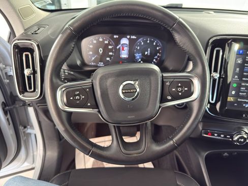 Used 2020 Volvo XC40 T4 Momentum image 24