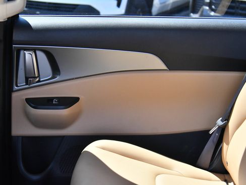 Used 2022 Kia Carnival LX FWD image 34