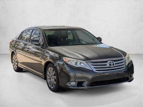 Used 2011 Toyota Avalon Limited image 3