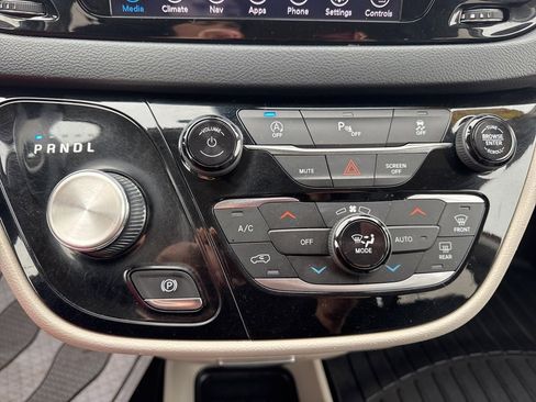 Used 2020 Chrysler Pacifica Touring-L Plus image 17