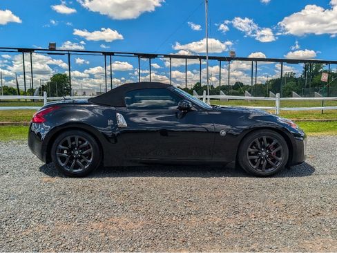 Used 2018 Nissan 370Z Touring RWD image 4
